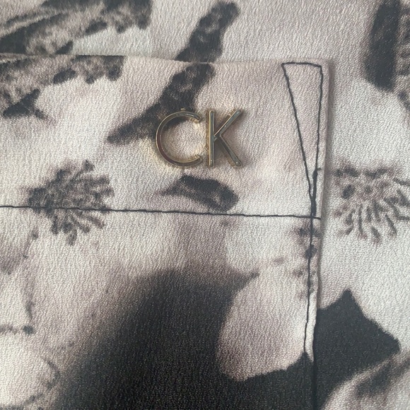 Calvin Klein stunning black and white floral blouse size medium! - Picture 2 of 6